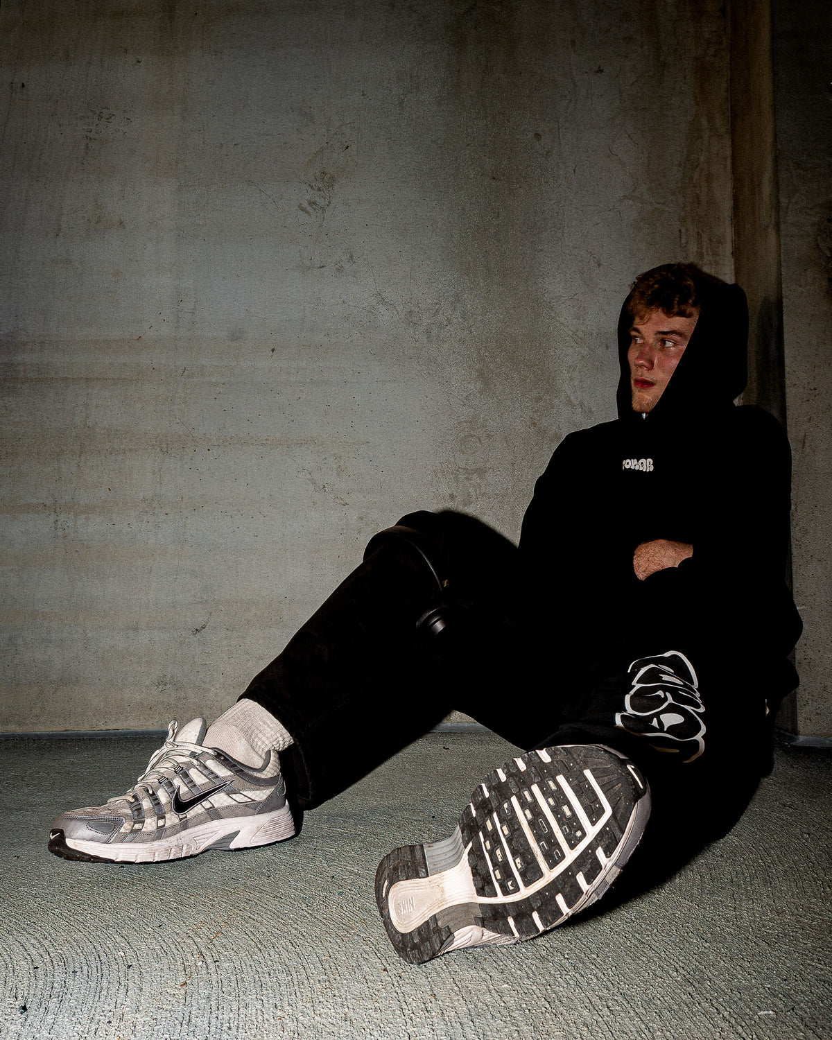 POKAR OVERSIZED HOODIE / BLACK.