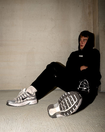 POKAR OVERSIZED HOODIE / BLACK.