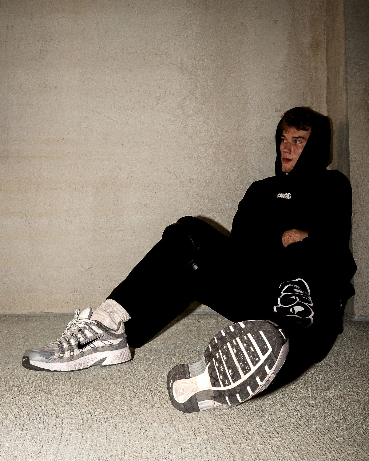 POKAR OVERSIZED HOODIE / BLACK.